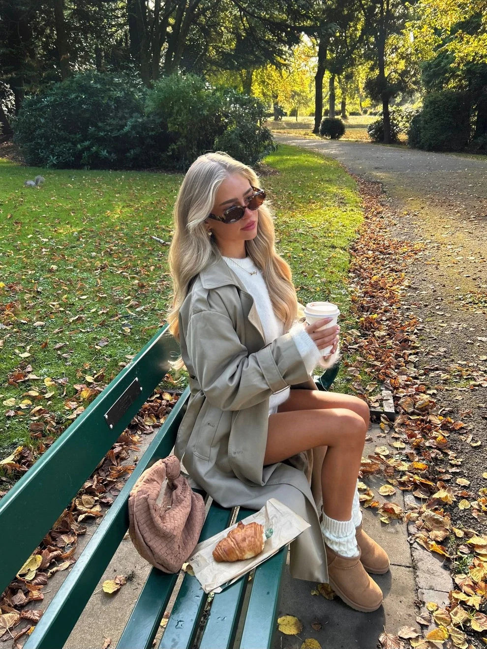 Dames trenchcoat in beige met klassieke dubbele knoopsluiting en brede revers