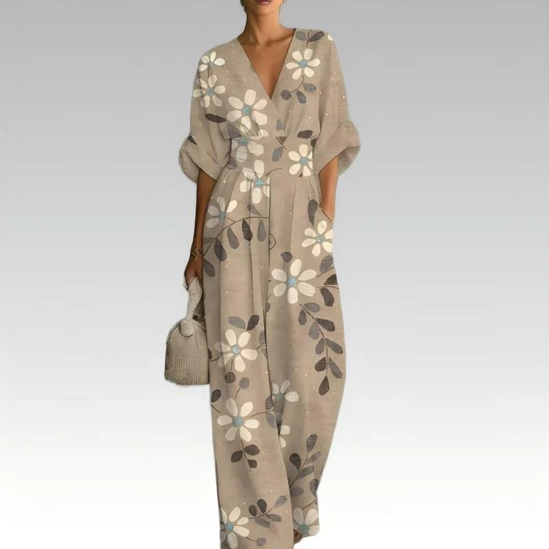 Model draagt maxi jurk met sandalen voor casual zomerse look