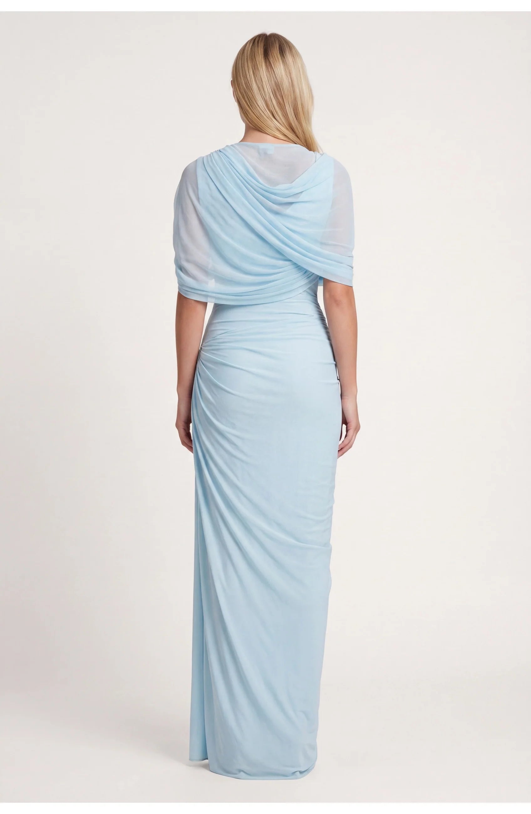 Detail asymmetrische gedrapeerde hals en plissering van lichtblauwe maxi jurk