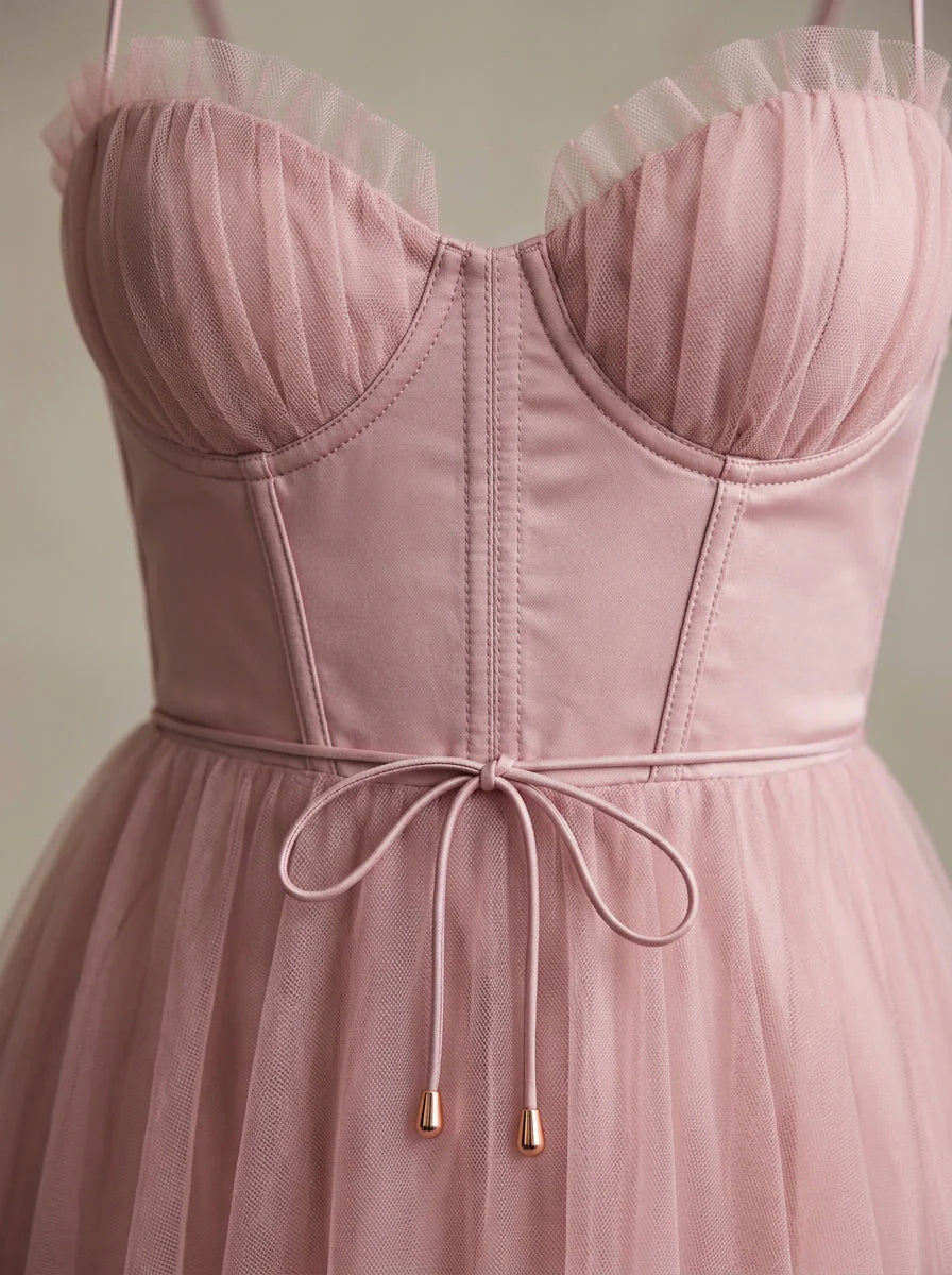 Volledige outfit shot van midi jurk met korsetten bustier gecombineerd met hakken en clutch