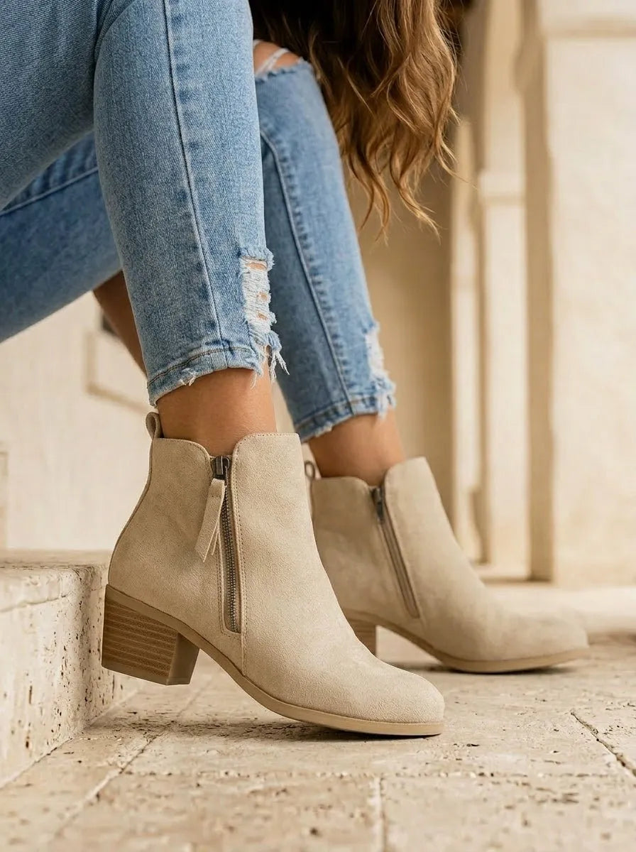 Dames enkellaarzen met blokhak en zijrits, gedragen met spijkerbroek voor casual herfstlook