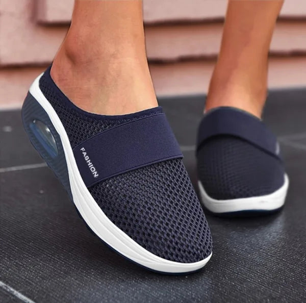 Volledige weergave van comfortabele slip-on sandalen met ondersteunende zool en sportieve uitstraling