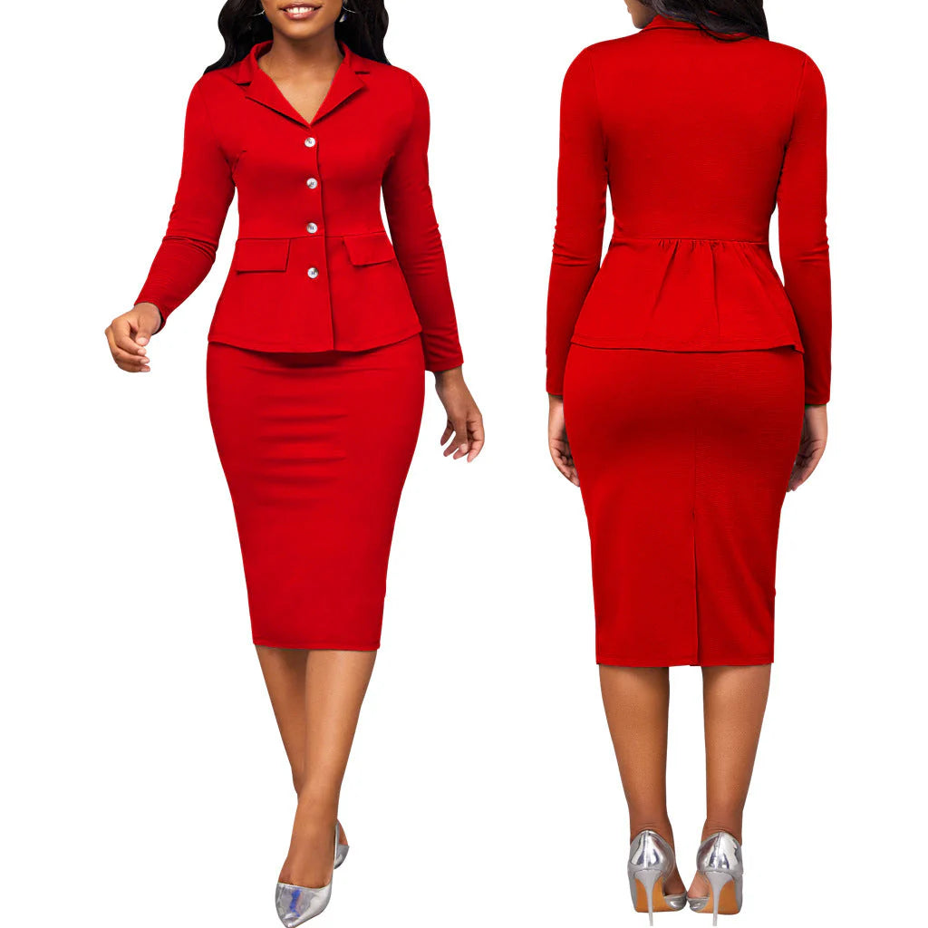 Close-up van de peplum detail en knoopsluiting op de blazer van het tweedelige pak