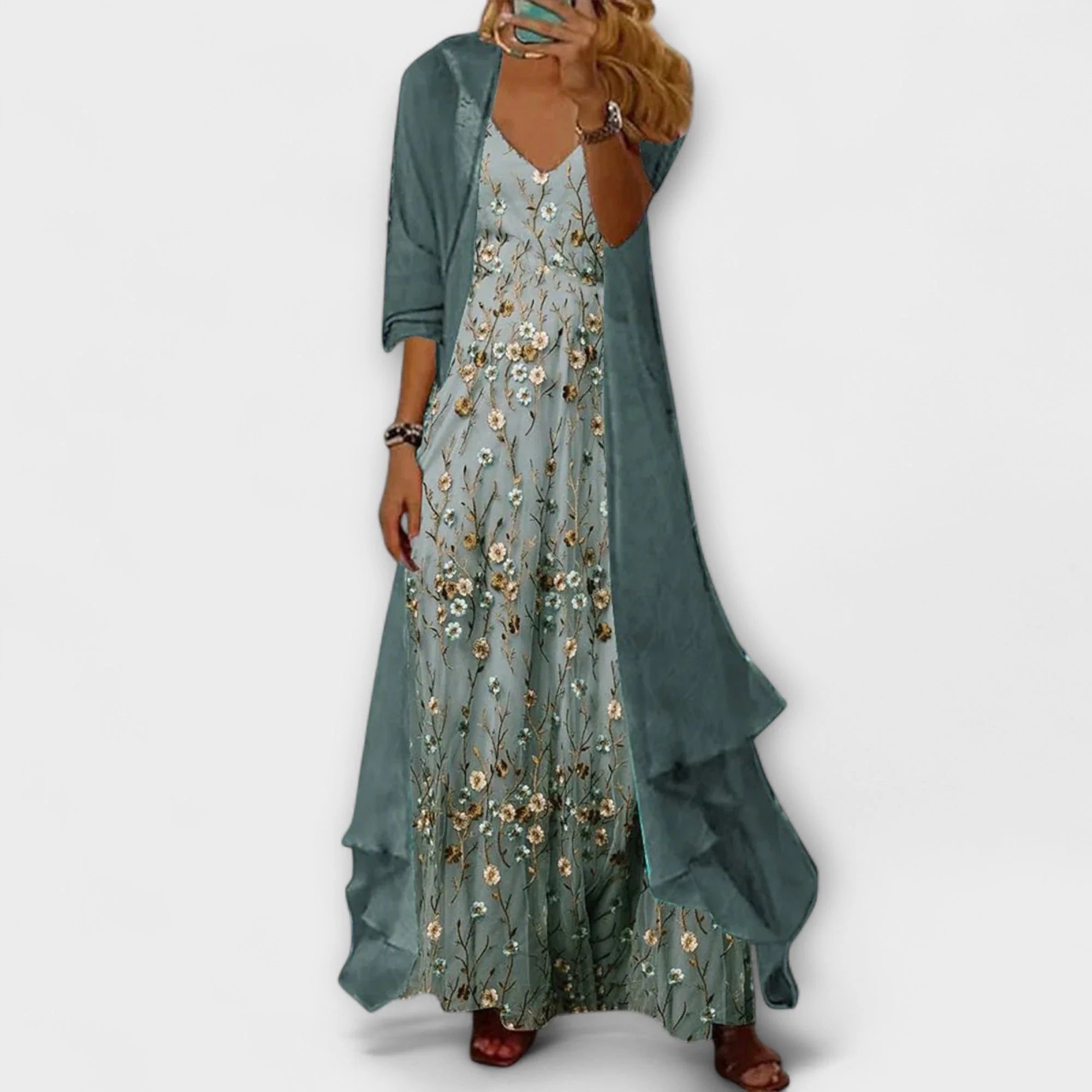 Lange maxi jurk met bloemenprint en V-hals in zachte groentinten met gelaagde zoom voor zomerse gelegenheden