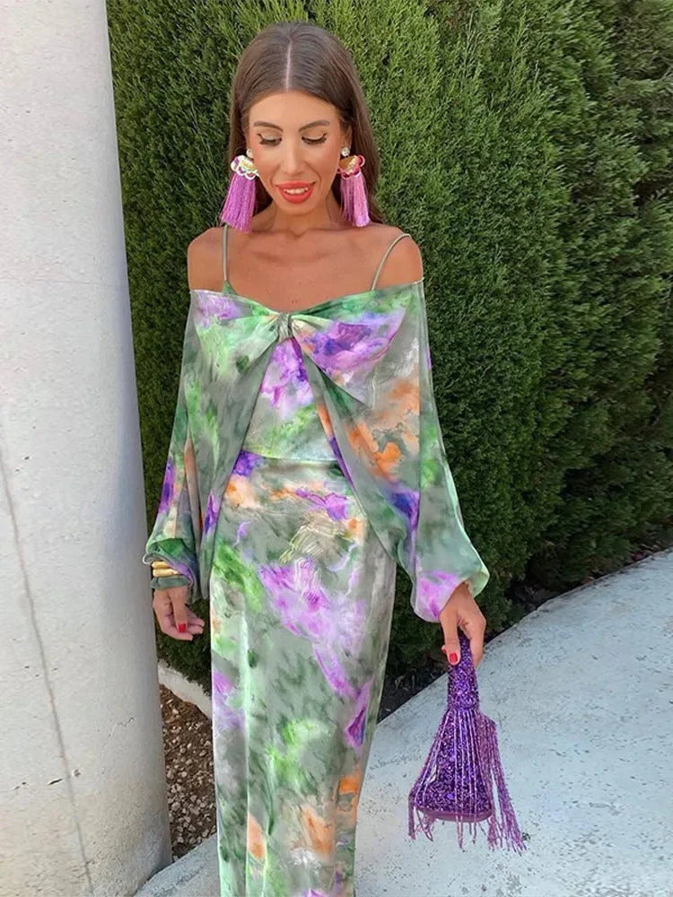 Detail van maxi jurk met artistieke tie-dye print en vloeiende stof die tot de enkels valt