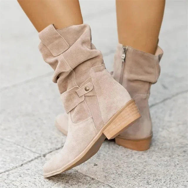 Dames laarzen met gespen en lage blokhak in beige suède-look, zijaanzicht met verstelbare gespen