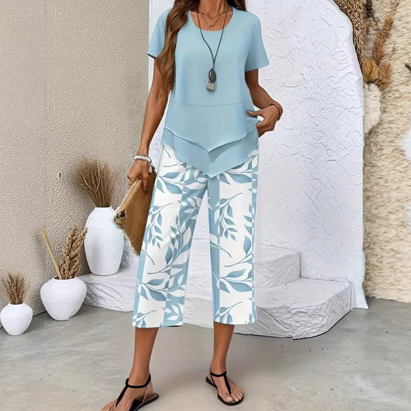 Dames casual set met paarse asymmetrische top en geprinte broek met botanisch motief
