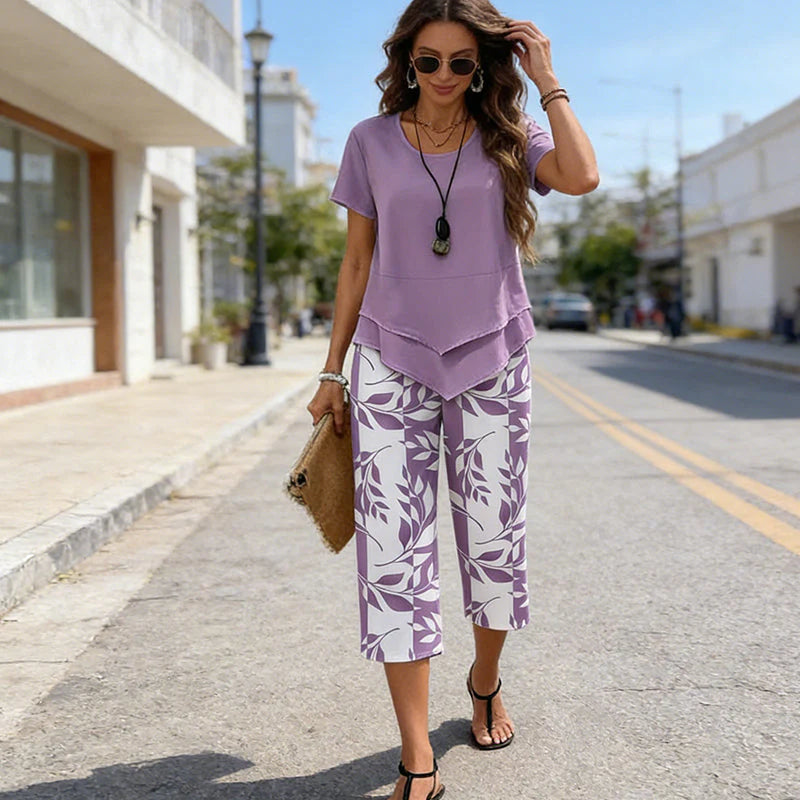Casual dames outfit set met gelaagde top en geprinte broek in paarse en witte tinten