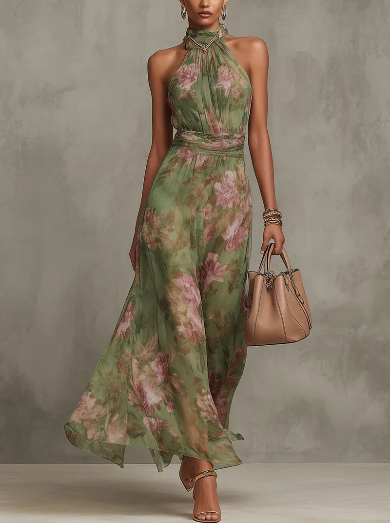 Detail van halternek met goudkleurig metalen accent en gedefinieerde tailleband op maxi jurk met bloemenprint