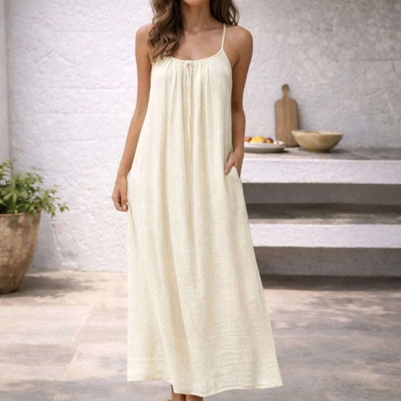 Vrouw loopt in bruine maxi zomerjurk met casual sandalen voor zomerse look