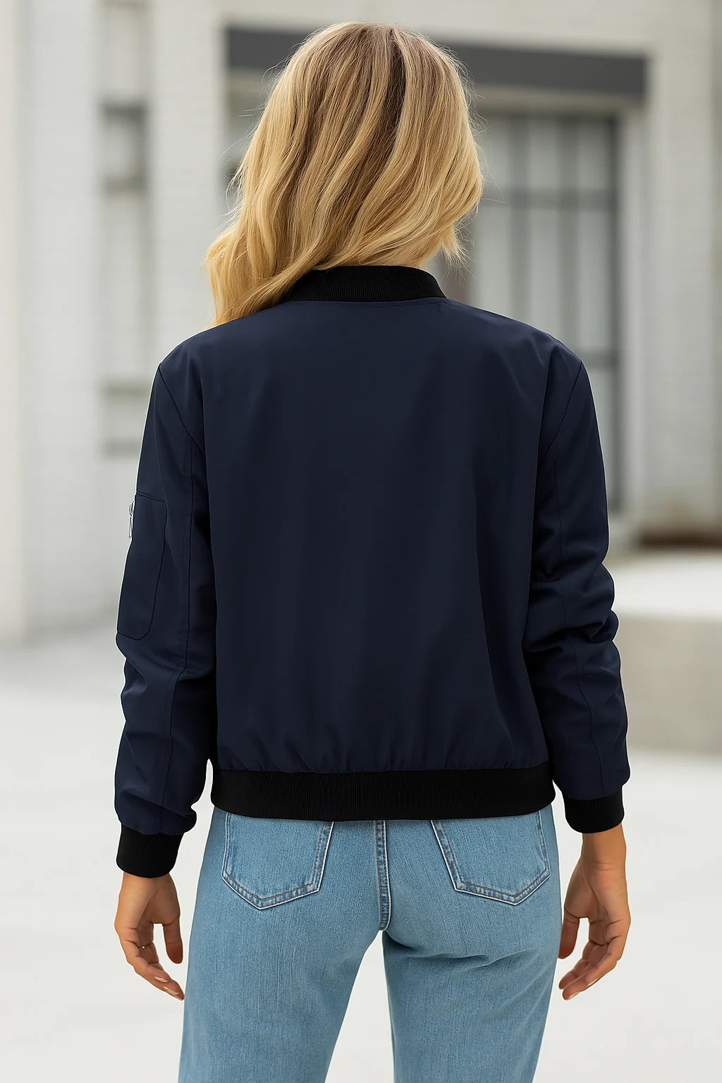 Veelzijdige dames bomber jas met tijdloos ontwerp en praktische details