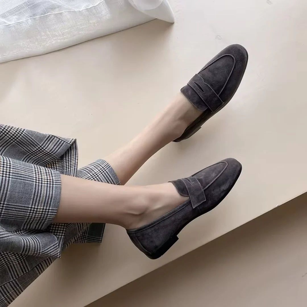Zijaanzicht van zachte loafers met afgeronde neus en platte zool voor dagelijks draagcomfort