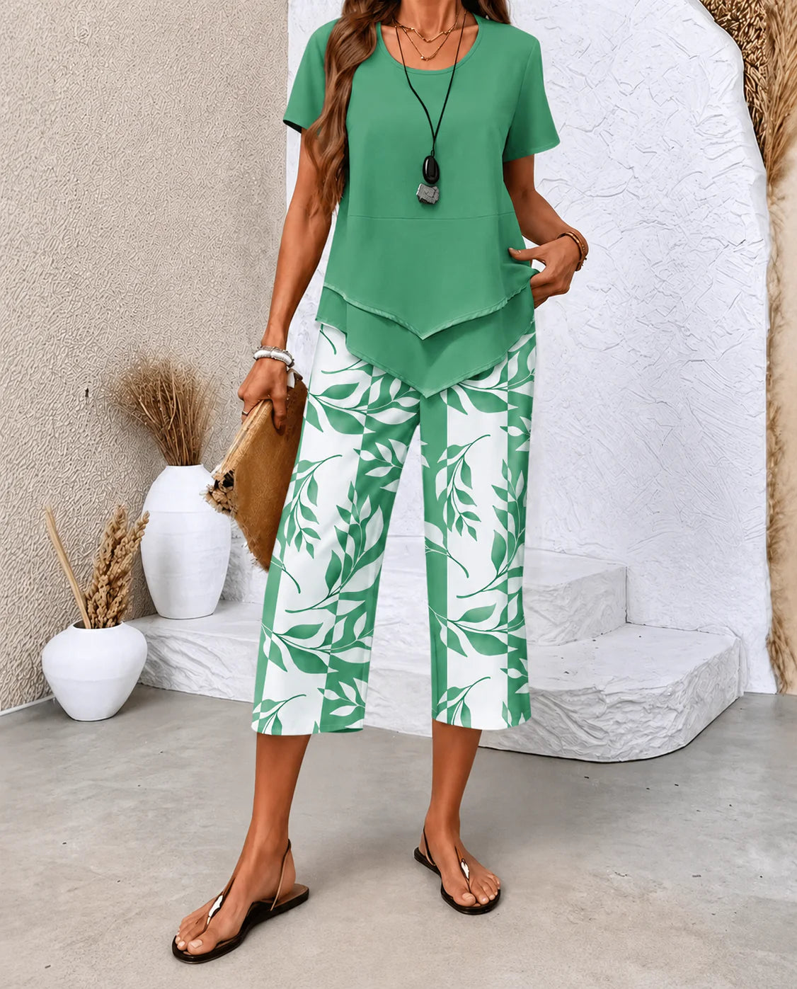 Casual dames zomer set met relaxed fit top en capribroek met bladmotief
