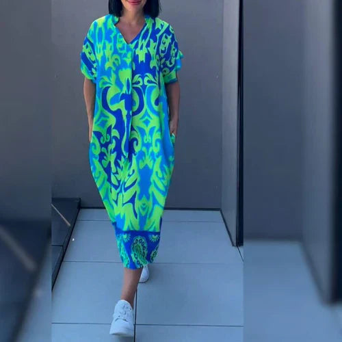 Detail kaftan midi jurk met opvallend grafisch patroon en korte mouwen voor zomerse dagen