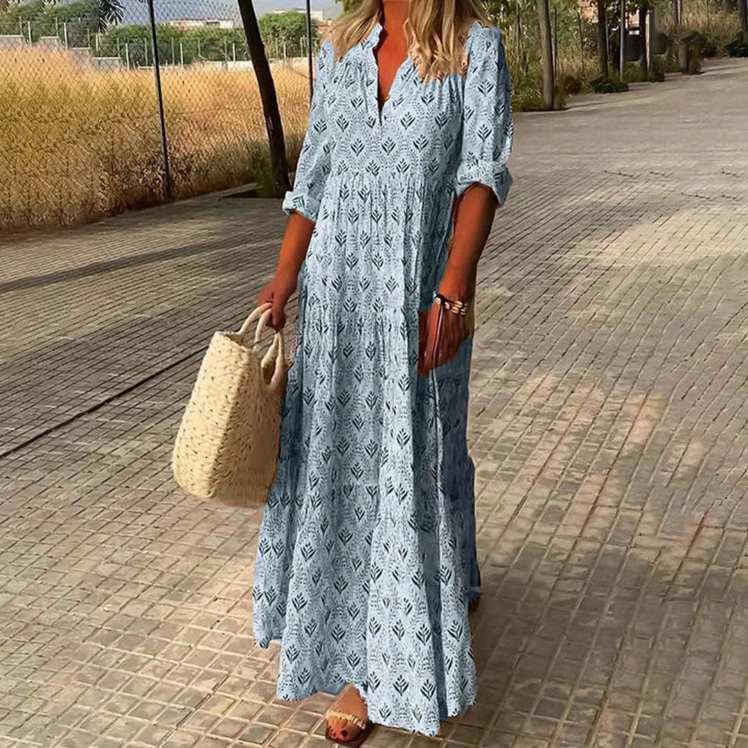 Detail van geborduurde V-hals en knoopsluiting op maxi jurk met bohemian patroon