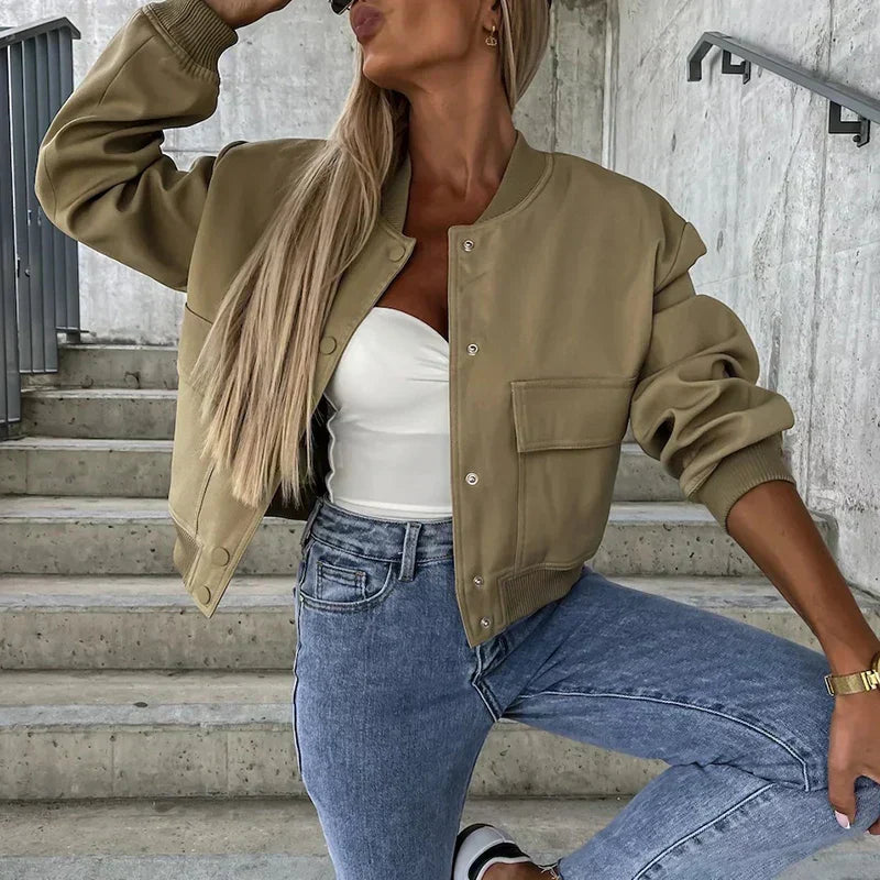 Voorkant beige bomber jas met twee borstzakken en drukknopsluiting