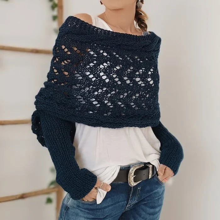 Volledige weergave van gebreide wrap met mouwen gecombineerd met jeans en riem