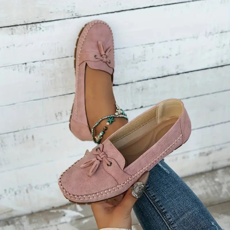 Close-up van mocassinrand en strikdetail op dames instappers