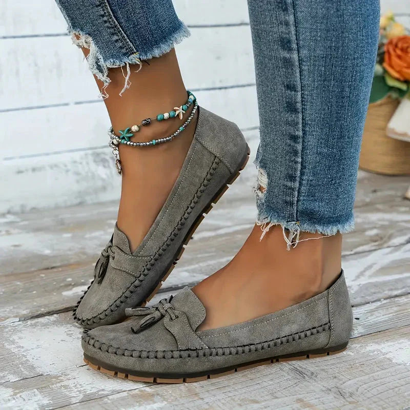 Dames loafers met klassiek silhouet en vrouwelijk strikaccent