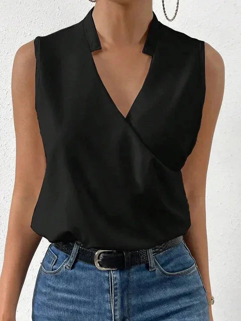 Dames top zonder mouwen met V-hals en luchtige pasvorm, gedragen met spijkerbroek voor zomerse look