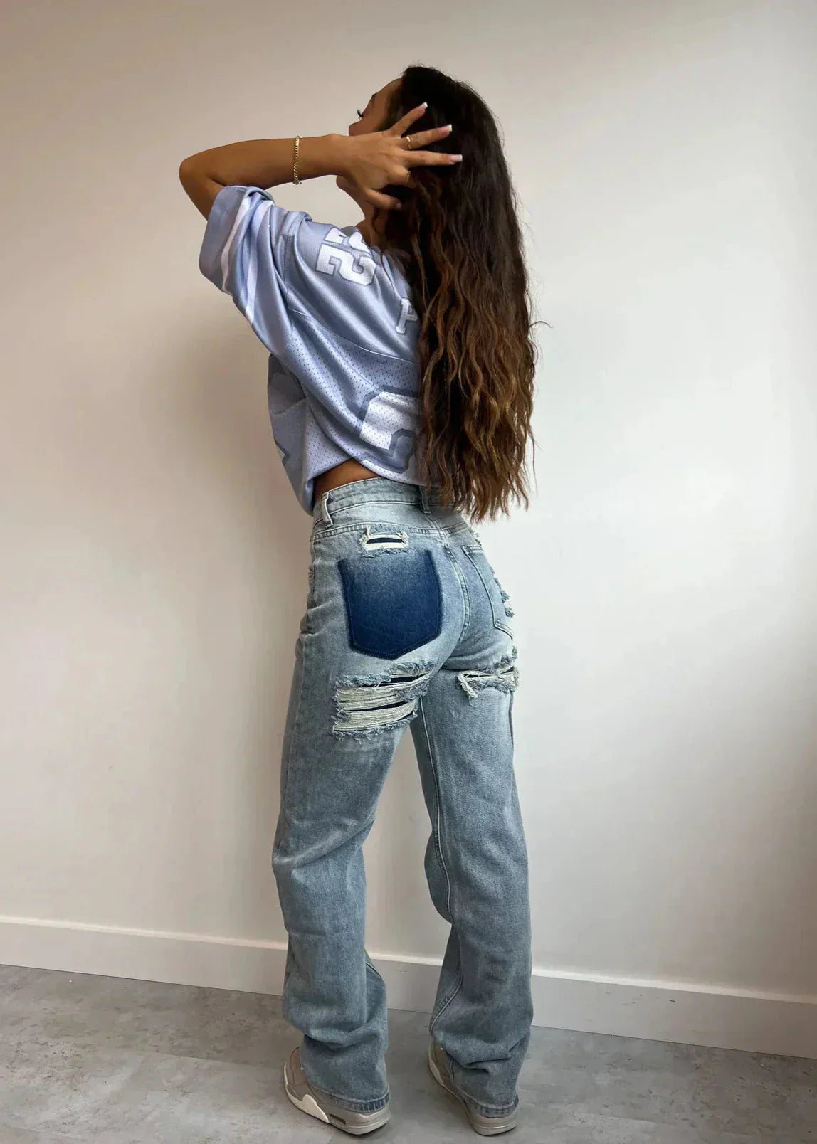 Dames straight leg jeans met ripped details en contrasterende achterzak in lichtblauwe vintage denim