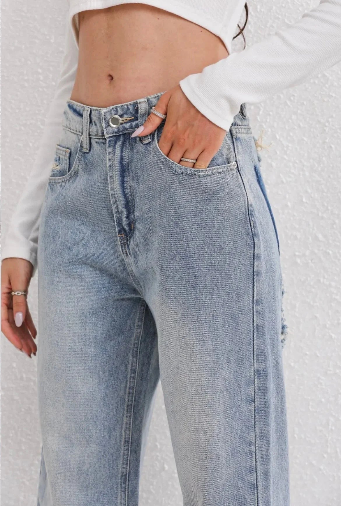 Dames jeans met rechte pijpen en vintage denim look gedragen met oversized shirt