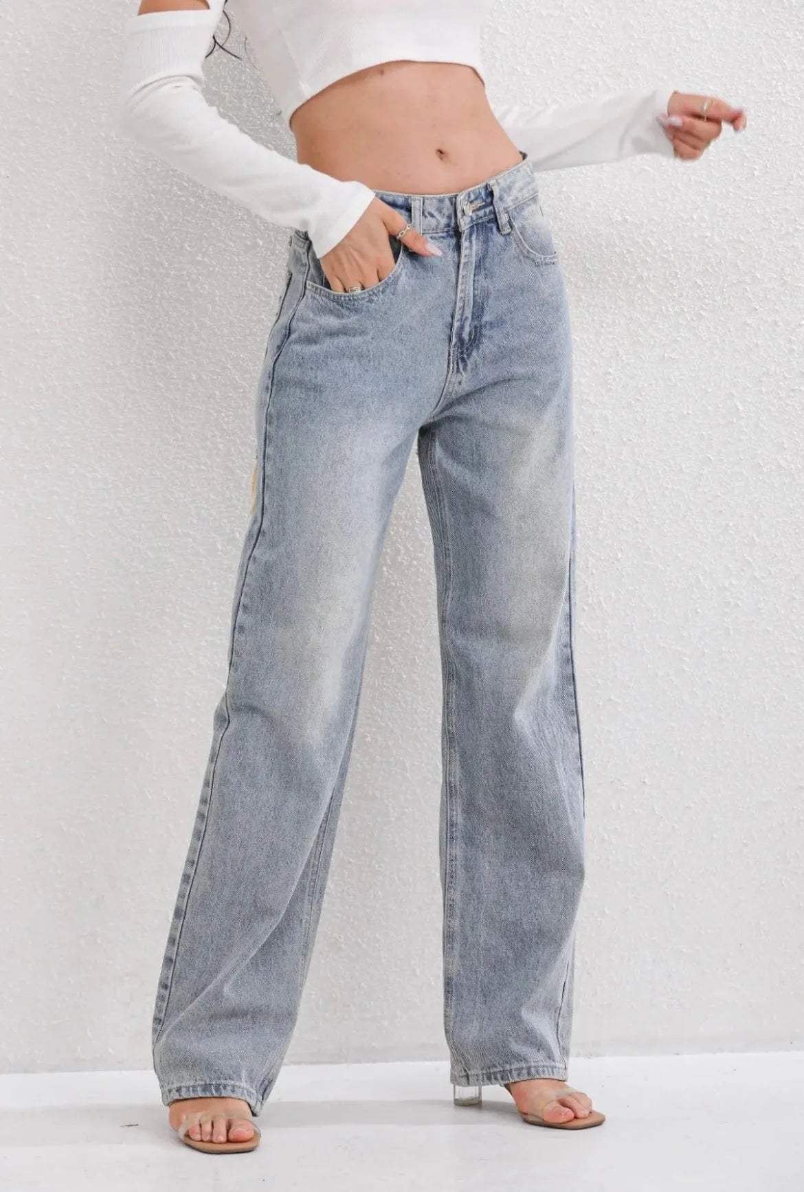 Volledige lengte foto van dames straight leg jeans met losse pasvorm en ripped details
