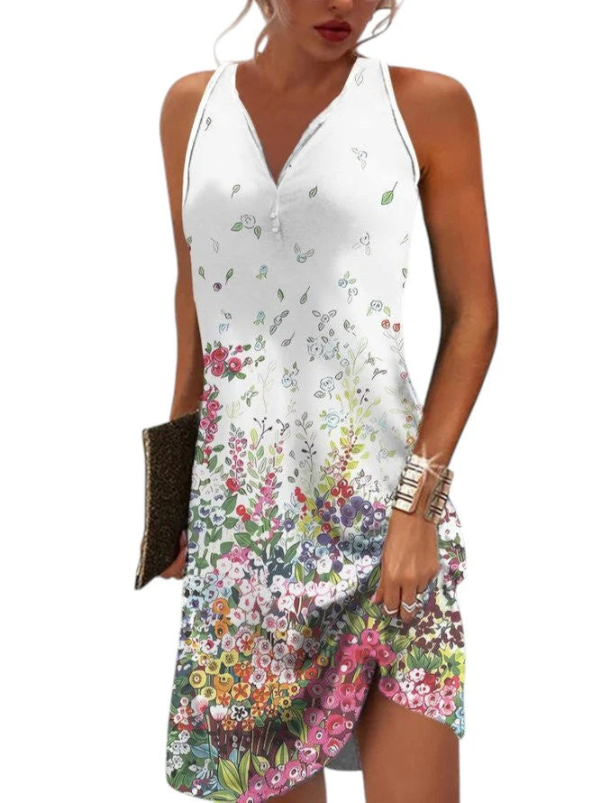 Zomerjurk met bloemenprint gedragen met accessoires voor complete look
