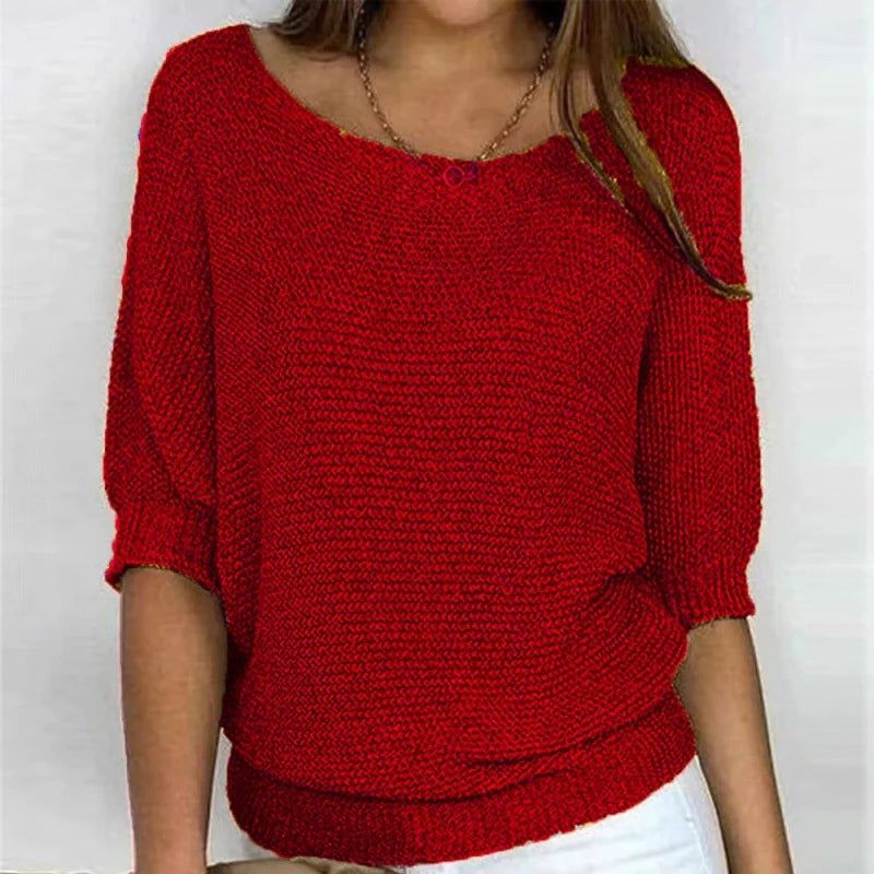 Model draagt de dames trui met open ronde hals in casual setting