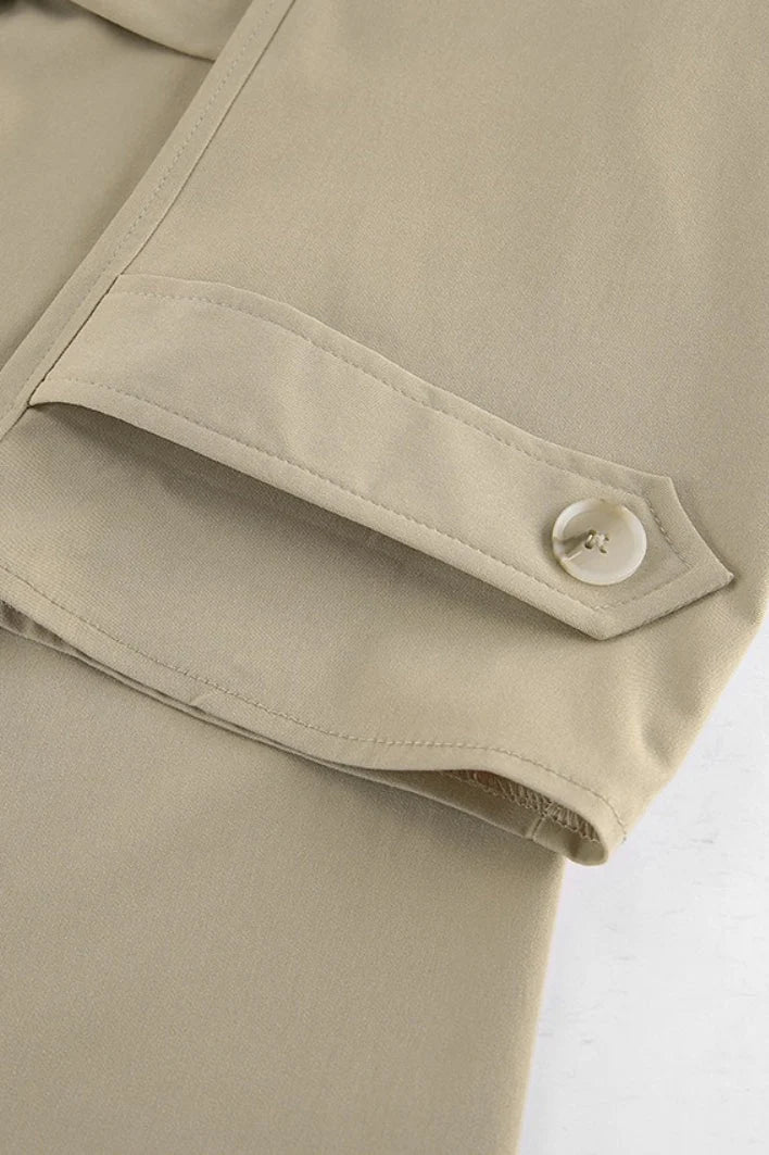 Volledige look met korte trenchcoat, witte broek en accessoires voor herfst
