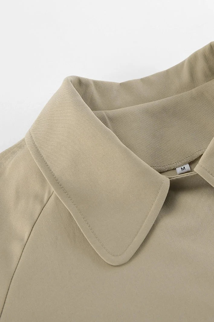 Trenchcoat styling met ceintuur gestrikt en relaxte pasvorm in de schouders