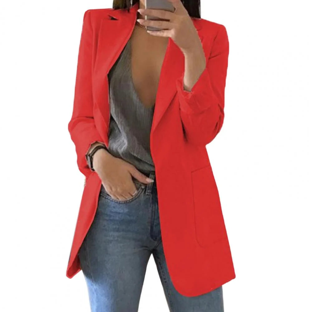 Achterkant van de lange blazer met gestroomlijnde snit en nette afwerking