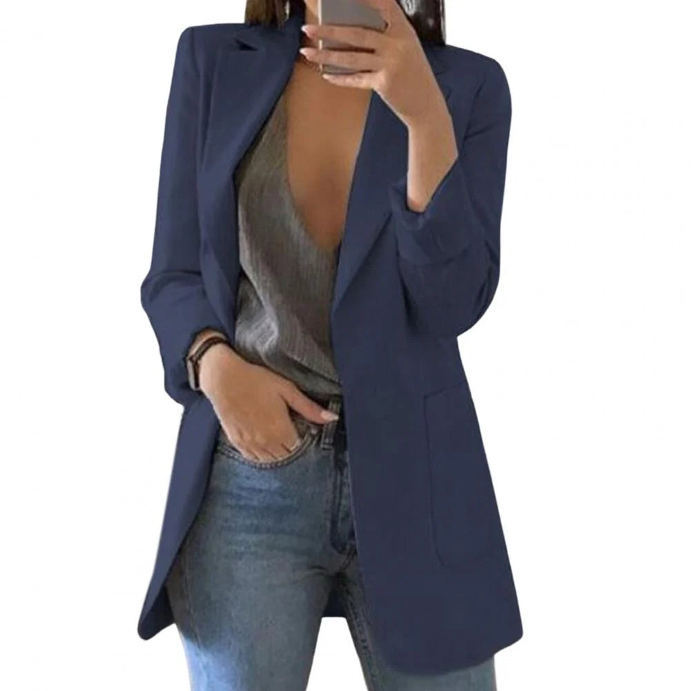 Close-up van de zakken en dubbele knoopsluiting van de lange dames blazer