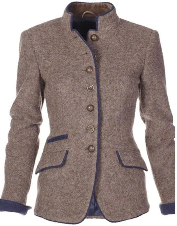 Close-up van gestructureerde dames blazer met decoratieve zakken en getailleerde snit