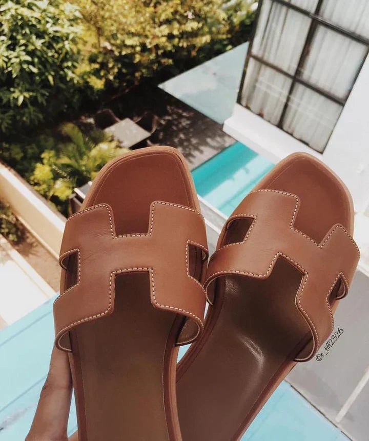 Zijaanzicht van dames leren sandalen met H-vormige band en 2 cm hak in wit