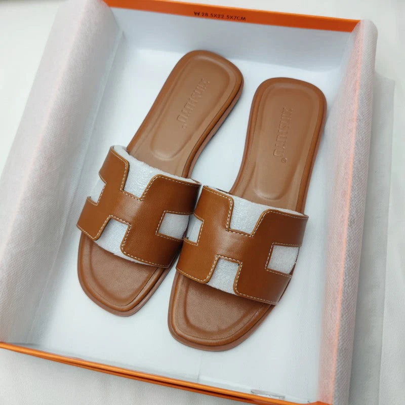 Detail van leren H-design sandalen voor dames met laag hakje, wit model