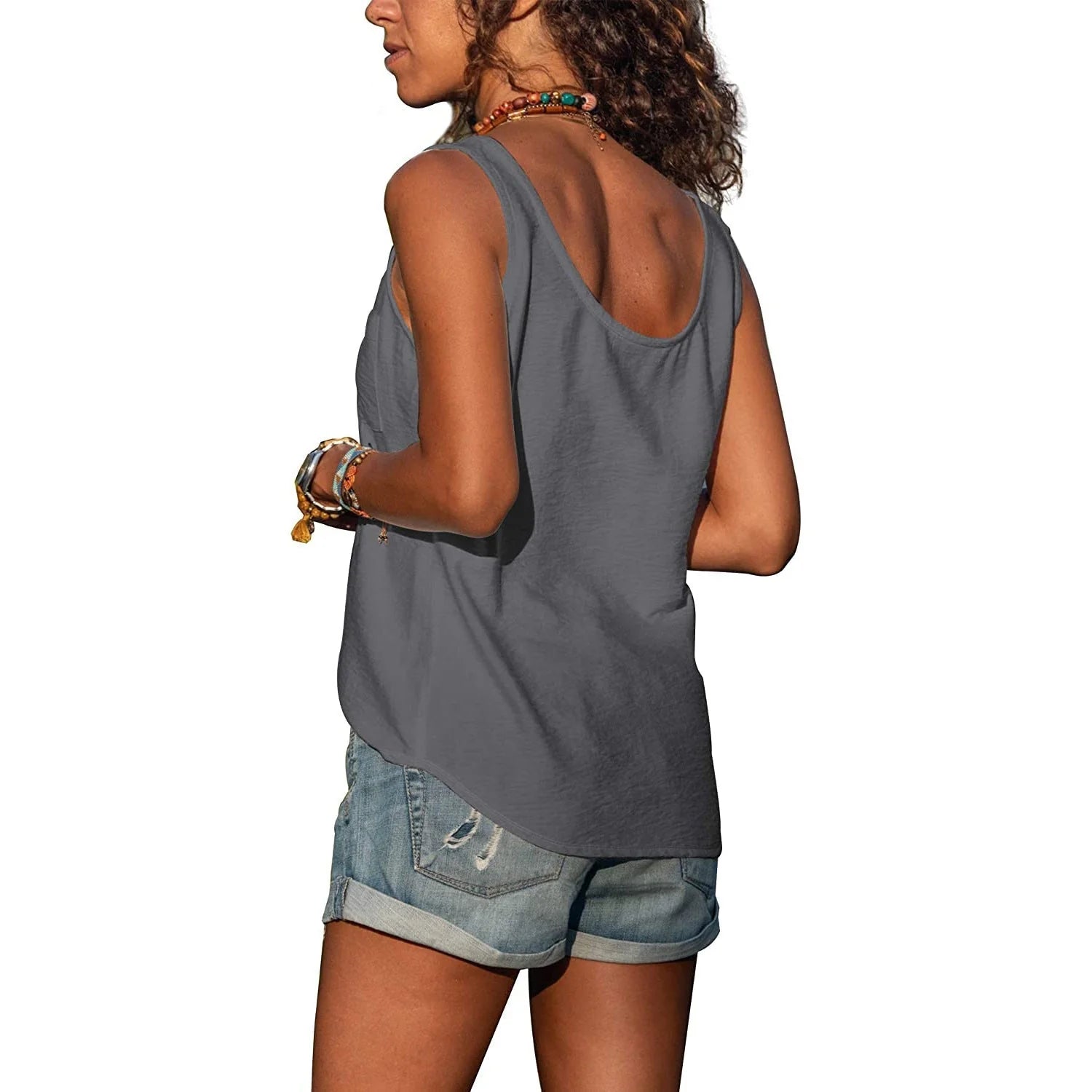 Voorkant van grijze dames tank top met decoratieve houten knopen en borstzakje
