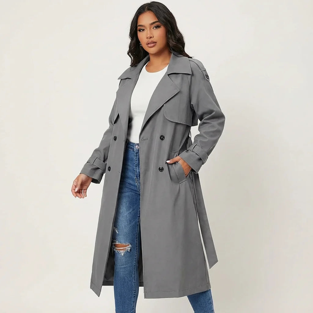 Detail van trenchcoat met dubbele knopenlijst, brede revers en gestructureerde stof voor verzorgde uitstraling