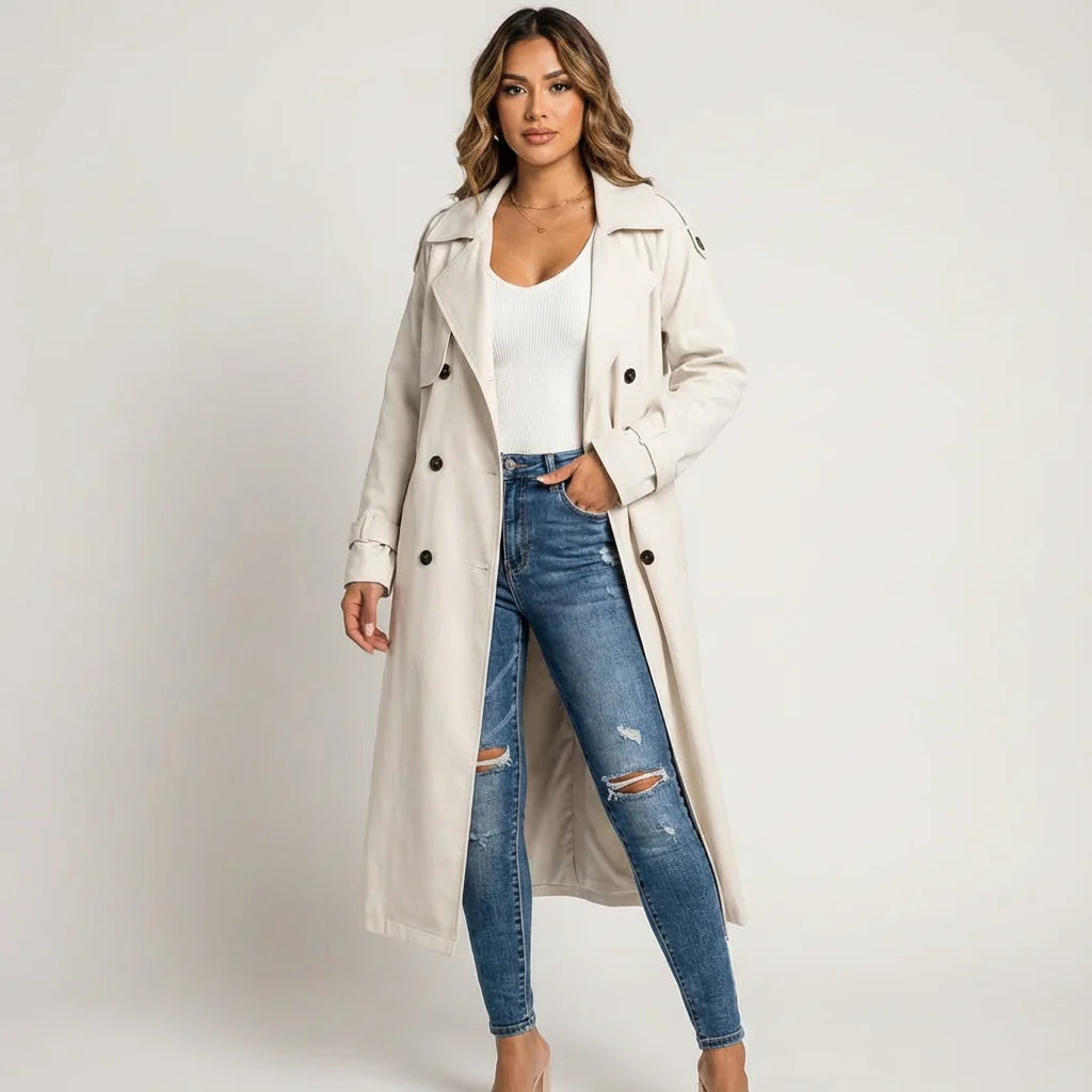 Zijaanzicht van lange dames trenchcoat met gestroomlijnd silhouet en praktische zijzakken op heuphoogte