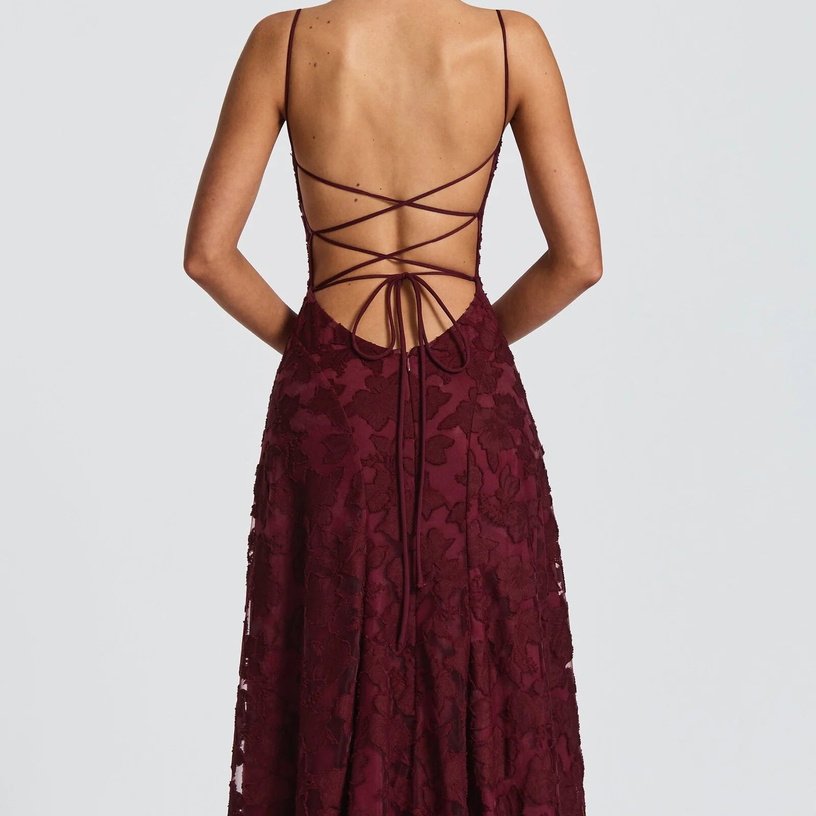 Kanten maxi jurk gedragen met hakken voor complete avondlook met vrouwelijk silhouet