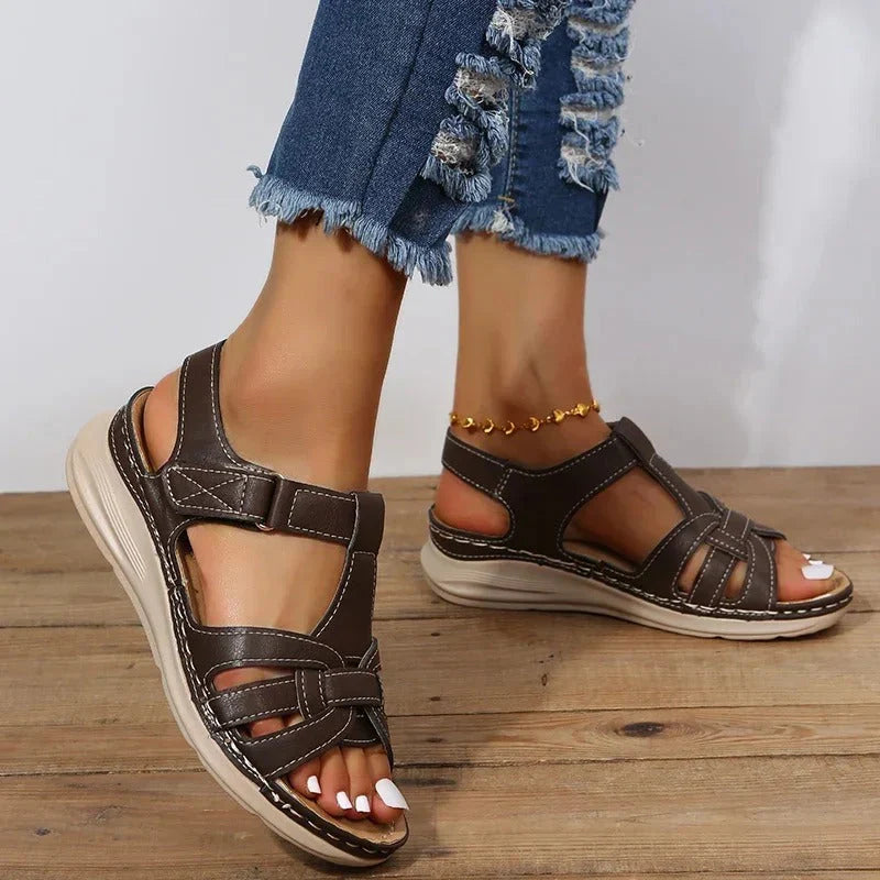 Dames leren sandalen met sleehak en verstelbare riempjes gedragen met spijkerbroek