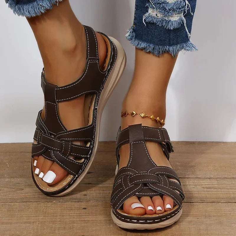 Zijaanzicht van dames sandalen met sleehakje en ondersteunend voetbed