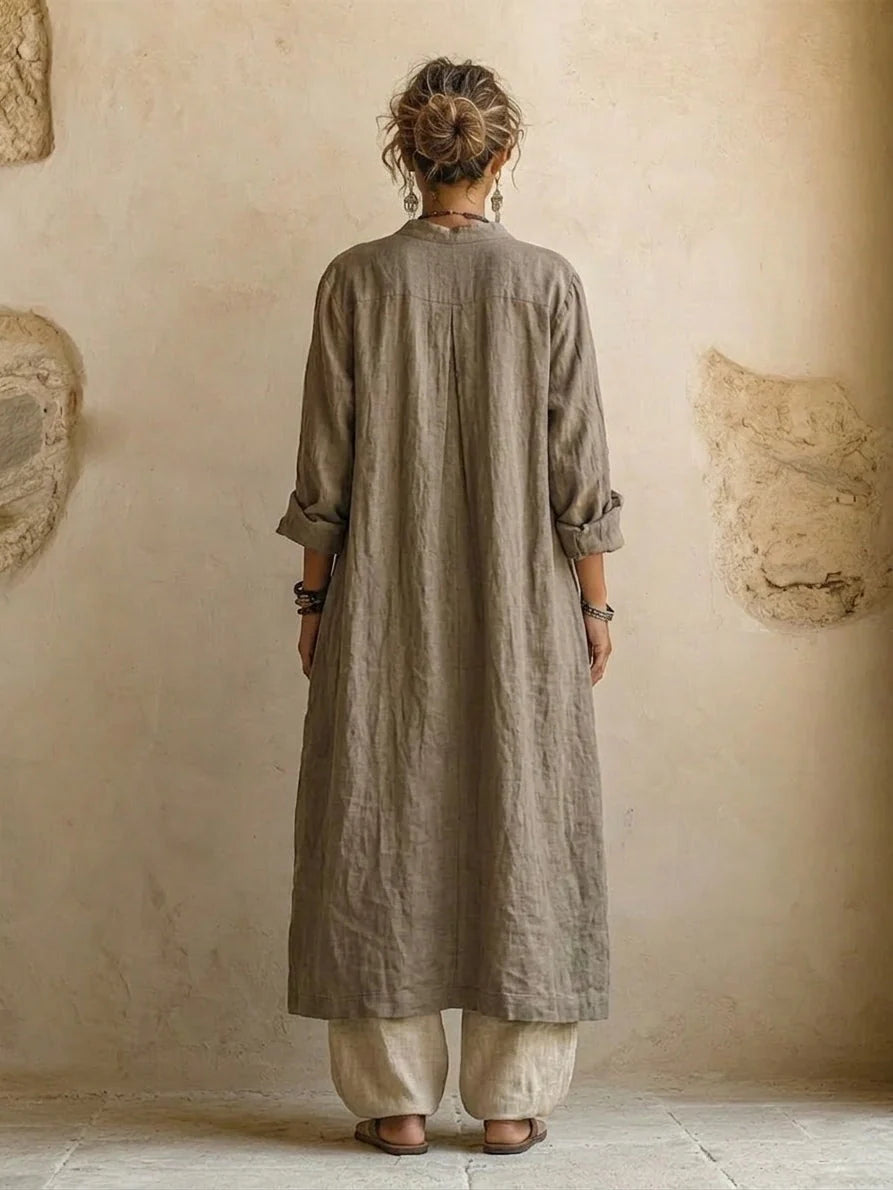 Volledige outfit van linnen ensemble met top, broek en cardigan gedragen door model