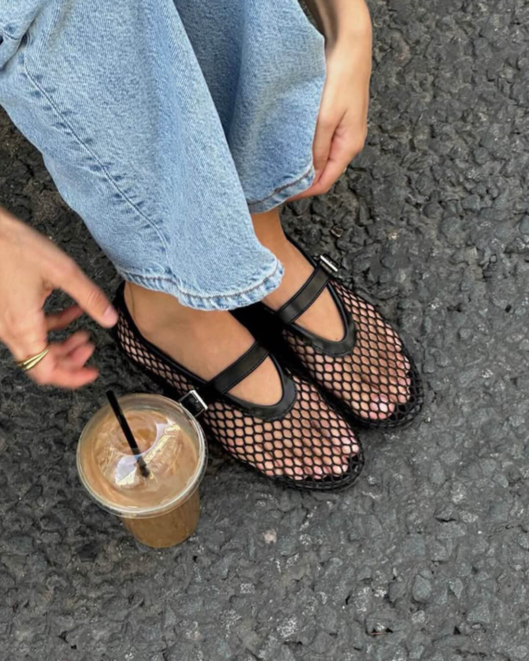 Dames mesh ballerina's met verstelbaar bandje gedragen met lichtblauwe jeans op straat