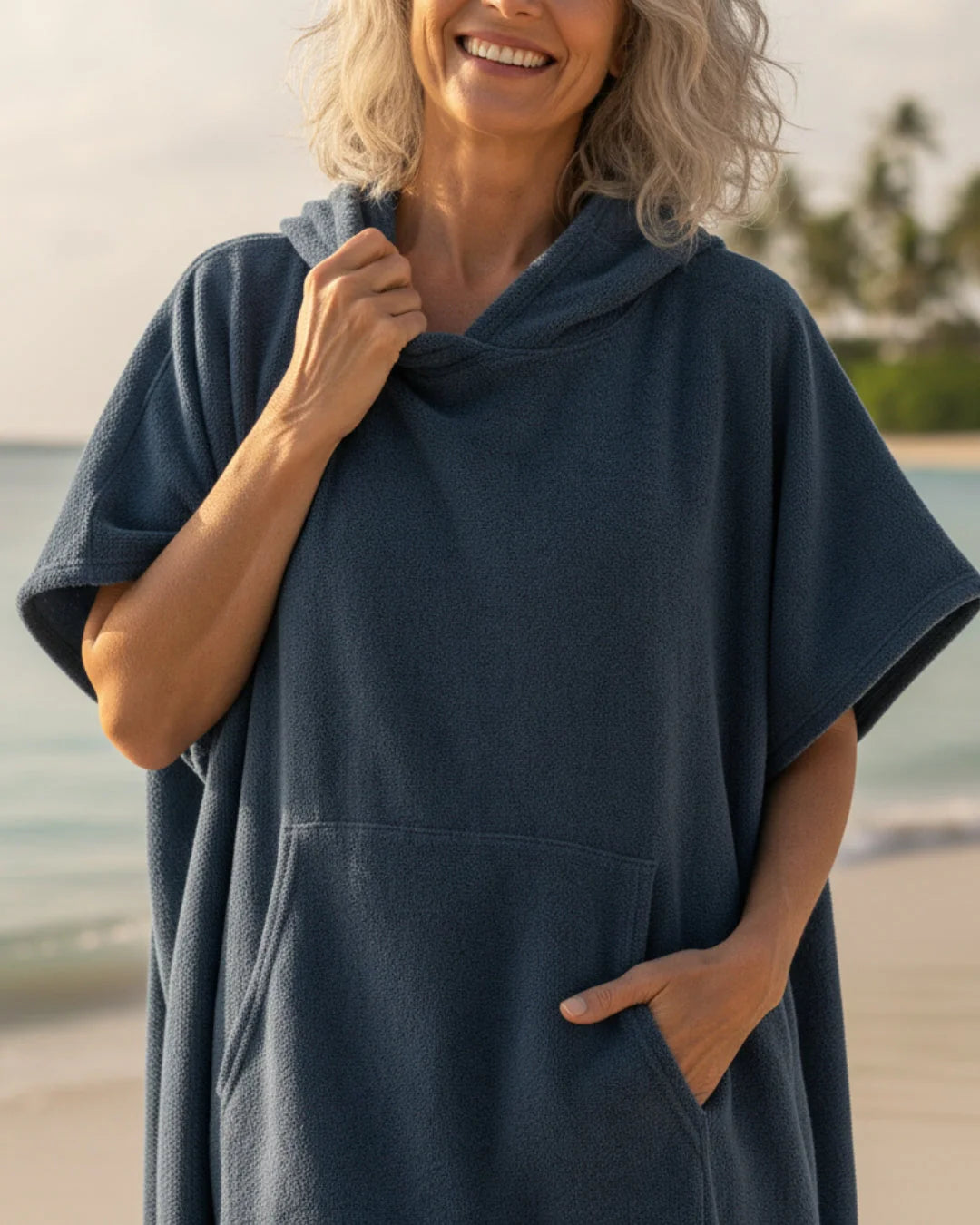 Close-up van strand poncho jurk met losse pasvorm en zachte badstof structuur