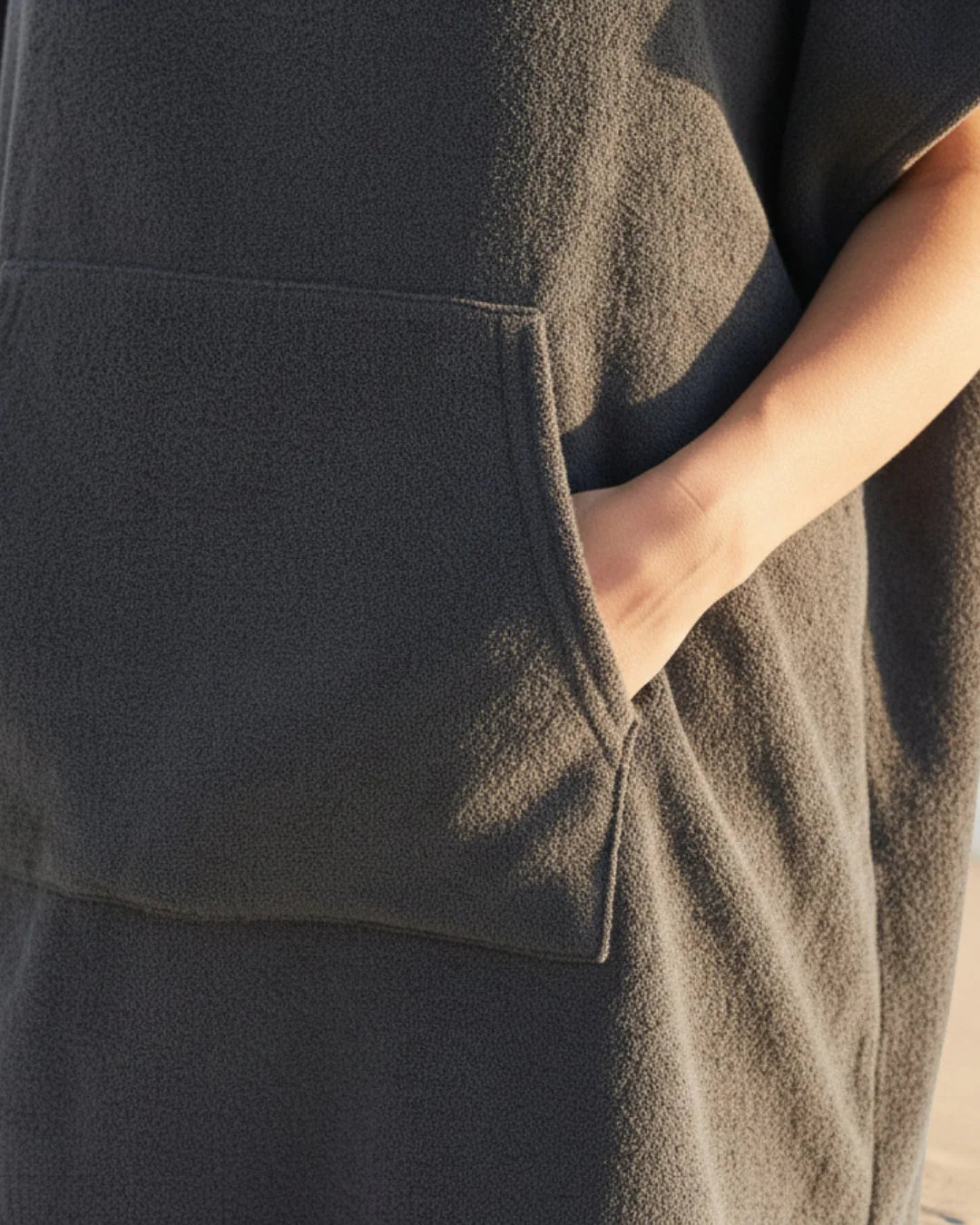Lichtblauwe variant van strand poncho jurk met praktische zakken en losse snit