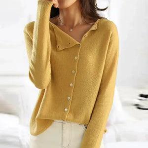 Veelzijdige dames cardigan in grijs gecombineerd met witte broek voor casual elegante look