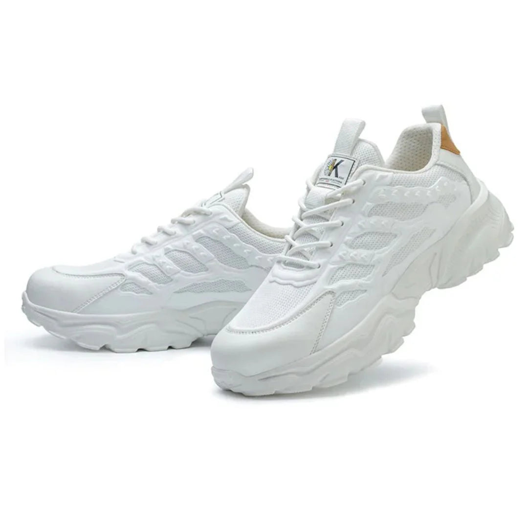 Witte chunky sneakers voor dames met dikke platformzool en mesh bovenwerk, zijaanzicht op lichte achtergrond