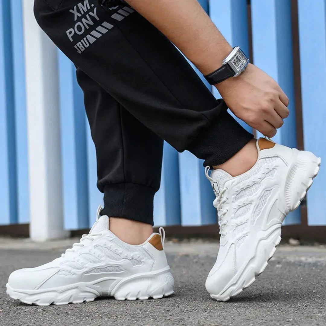 Chunky sportschoenen voor vrouwen met gelaagd design en trekkerlus aan de hiel, detailopname