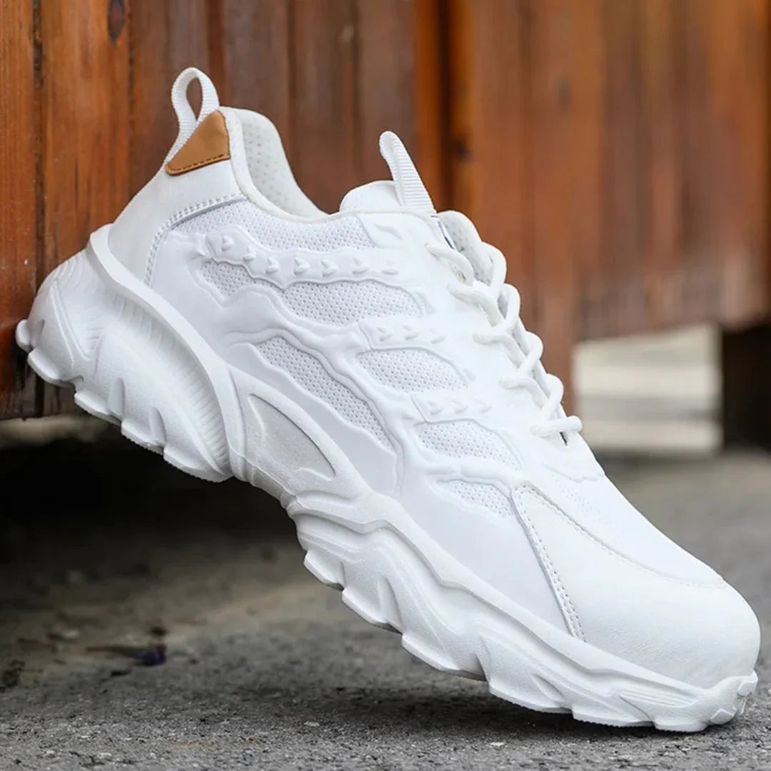 Witte dames sneakers met dikke zool en mesh panelen, bovenaanzicht toont vetersysteem